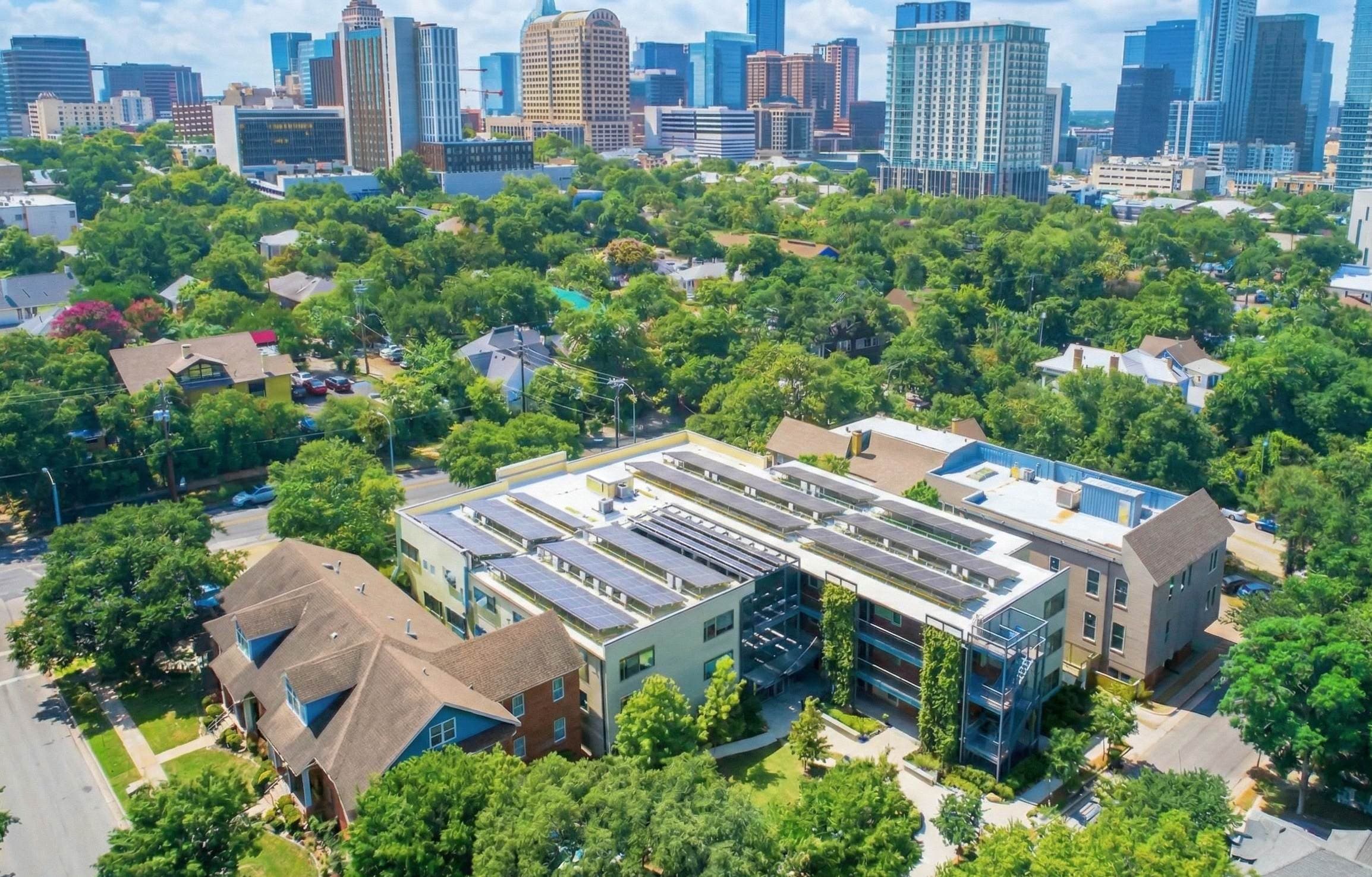 Luftaufnahme eines Stadtquartiers mit Solarpanelen – KlimaUnion Studie zum ETS 2 Emissionshandel